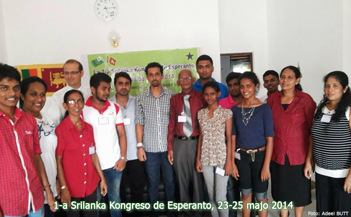 1-a Srilanka Kongreso de Esperanto 23.05.2014. Malfermo: meze: Anju PERERA, Urbestro de Ja Ela; dekstre: Zeiter PERERA, Prezidanto de Srilanka Esperanto-Asocio (SLEA); Ayeshan LIYANAGAMAGE, Srilanko, maldekstre: Adeel BUTT, Prezidanto de Junularo Esperantista Pakistana (JEP); Rafael ZERBETTO, TEJO, Brazilo; kaj srilankaj esperantistoj